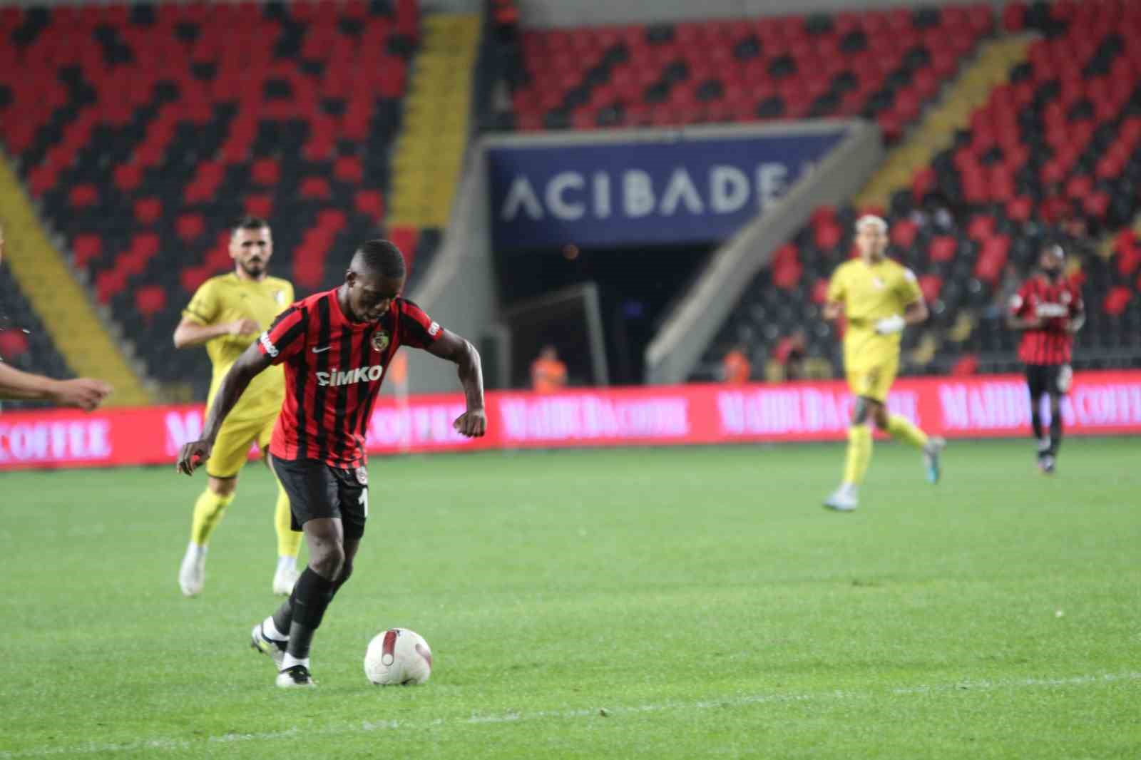 Trendyol Süper Lig: Gaziantep FK: 0 - İstanbulspor: 0 (İlk yarı)