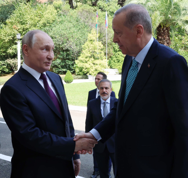 Erdoğan ile kendisini karşılayan Putin arasında güldüren diyalog: Bizim Karadeniz