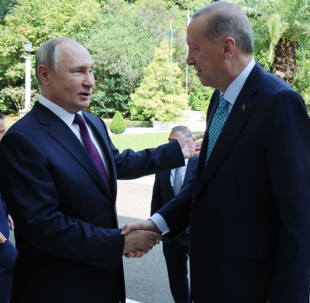 Erdoğan ile kendisini karşılayan Putin arasında güldüren diyalog: Bizim Karadeniz