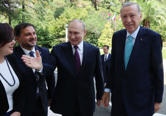 Erdoğan ile kendisini karşılayan Putin arasında güldüren diyalog: Bizim Karadeniz