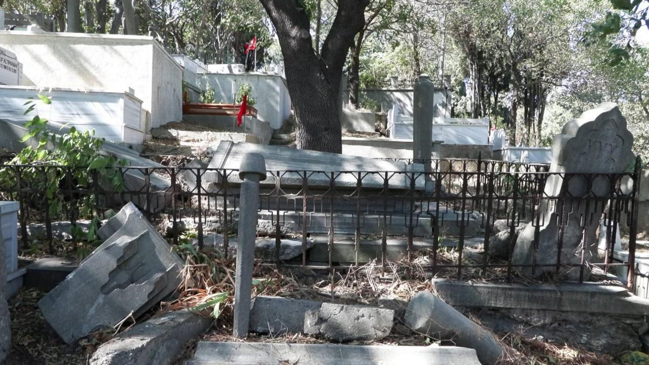 Eyüpsultan'daki tarihi mezarlığı talan ettiler!