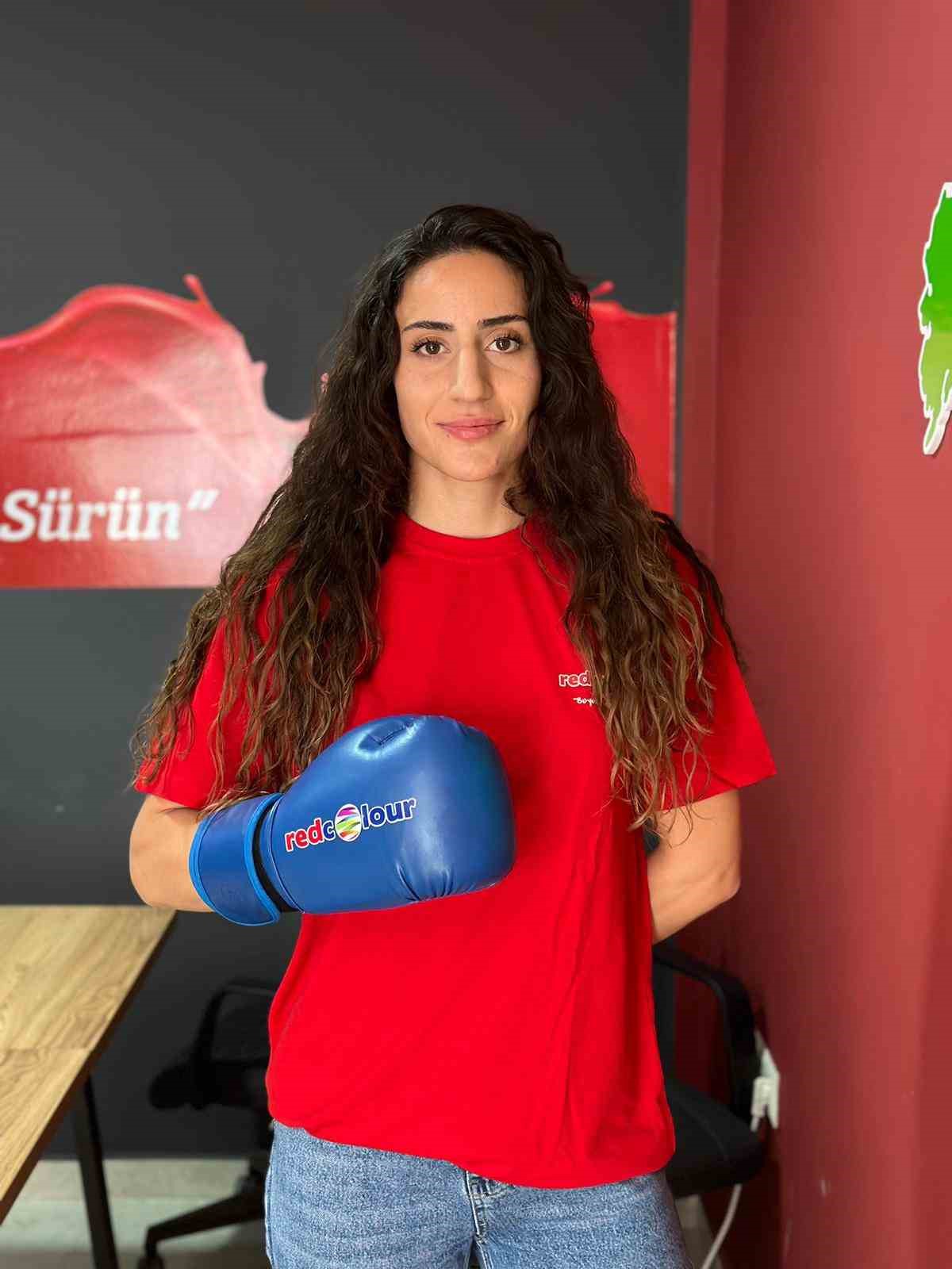 Milli boksör Gizem Özer’e sponsor desteği