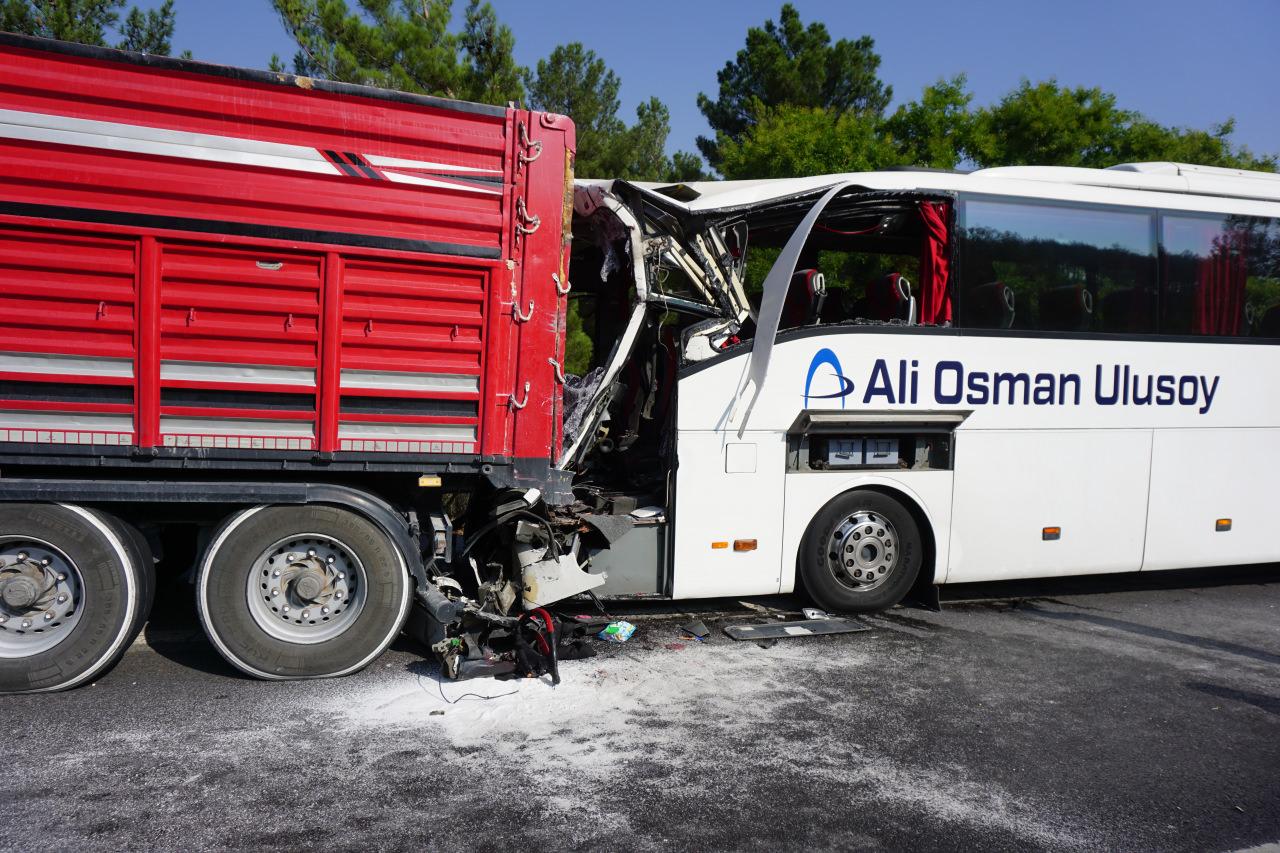 Adana'da feci kaza: 2 ölü 12 yaralı
