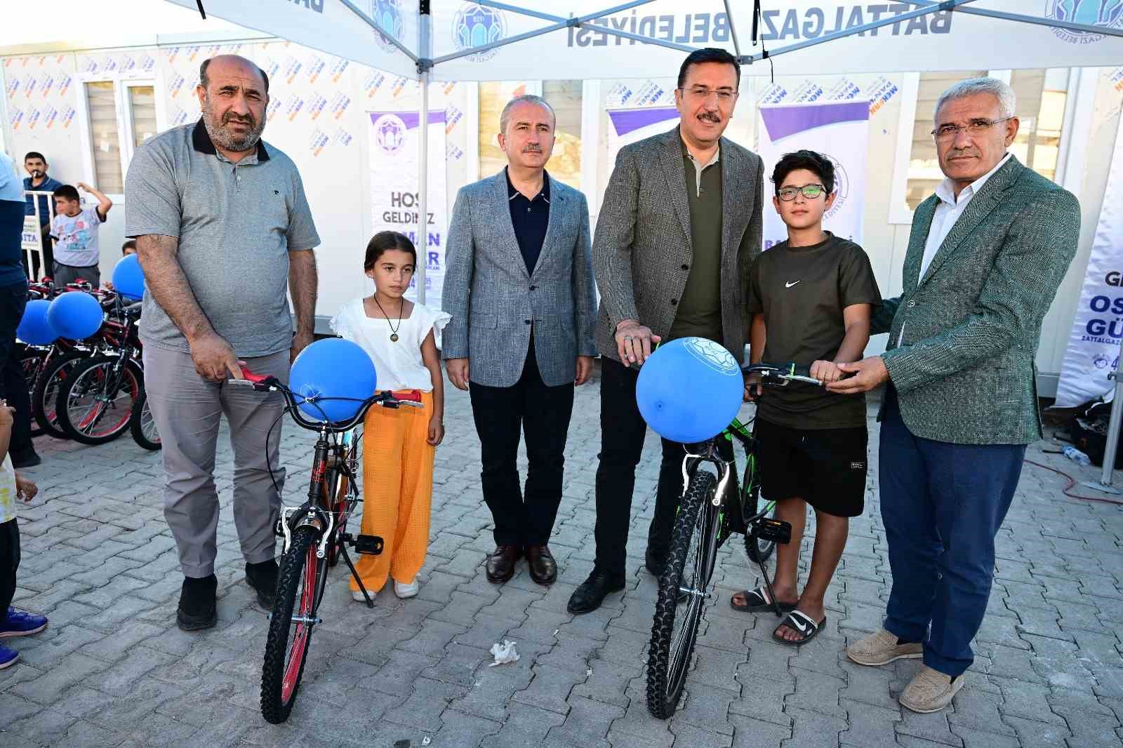 Battalgazi’de depremzede çocuklara bisiklet hediye edildi