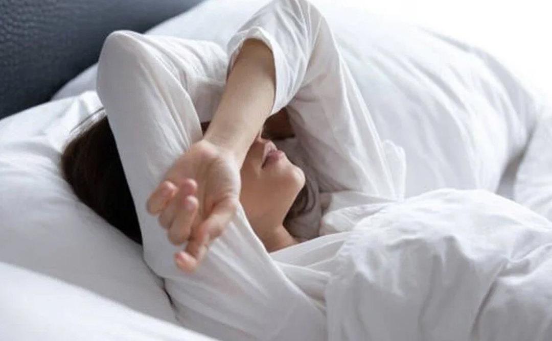 Kronik insomnia belirtileri nelerdir? Uykusuzluk ve gece uyumamak vücutta ne yapar?
