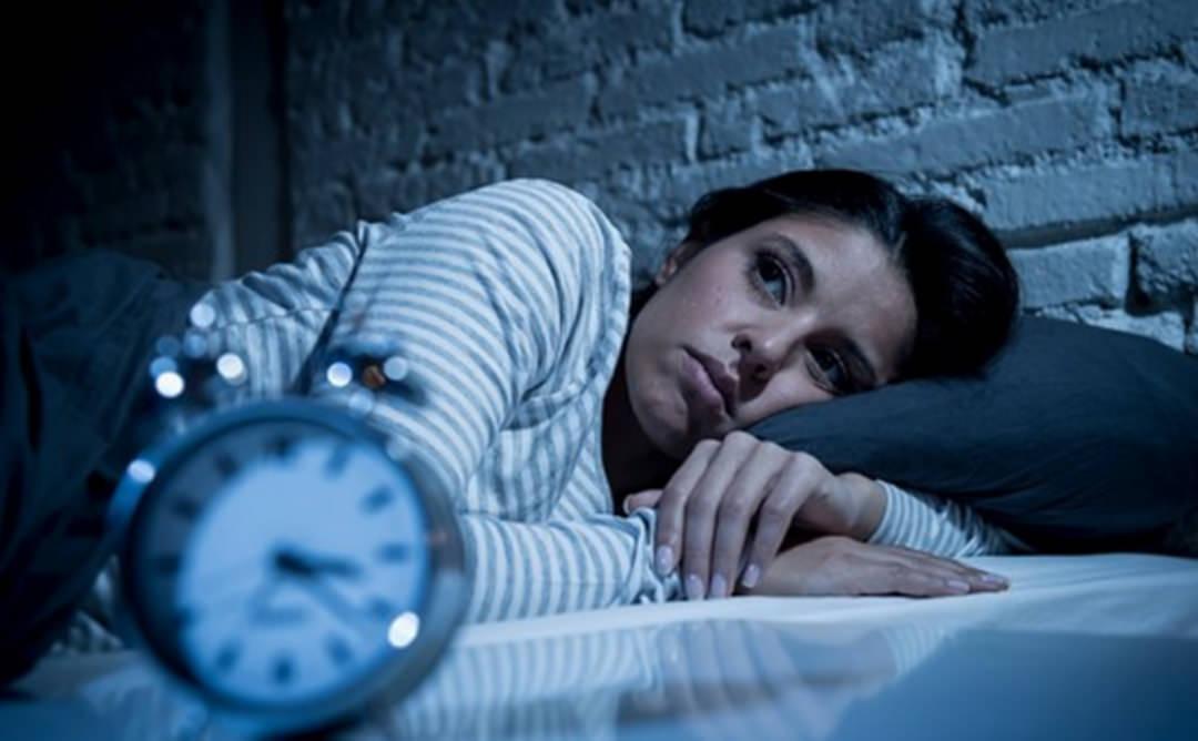 Kronik insomnia belirtileri nelerdir? Uykusuzluk ve gece uyumamak vücutta ne yapar?