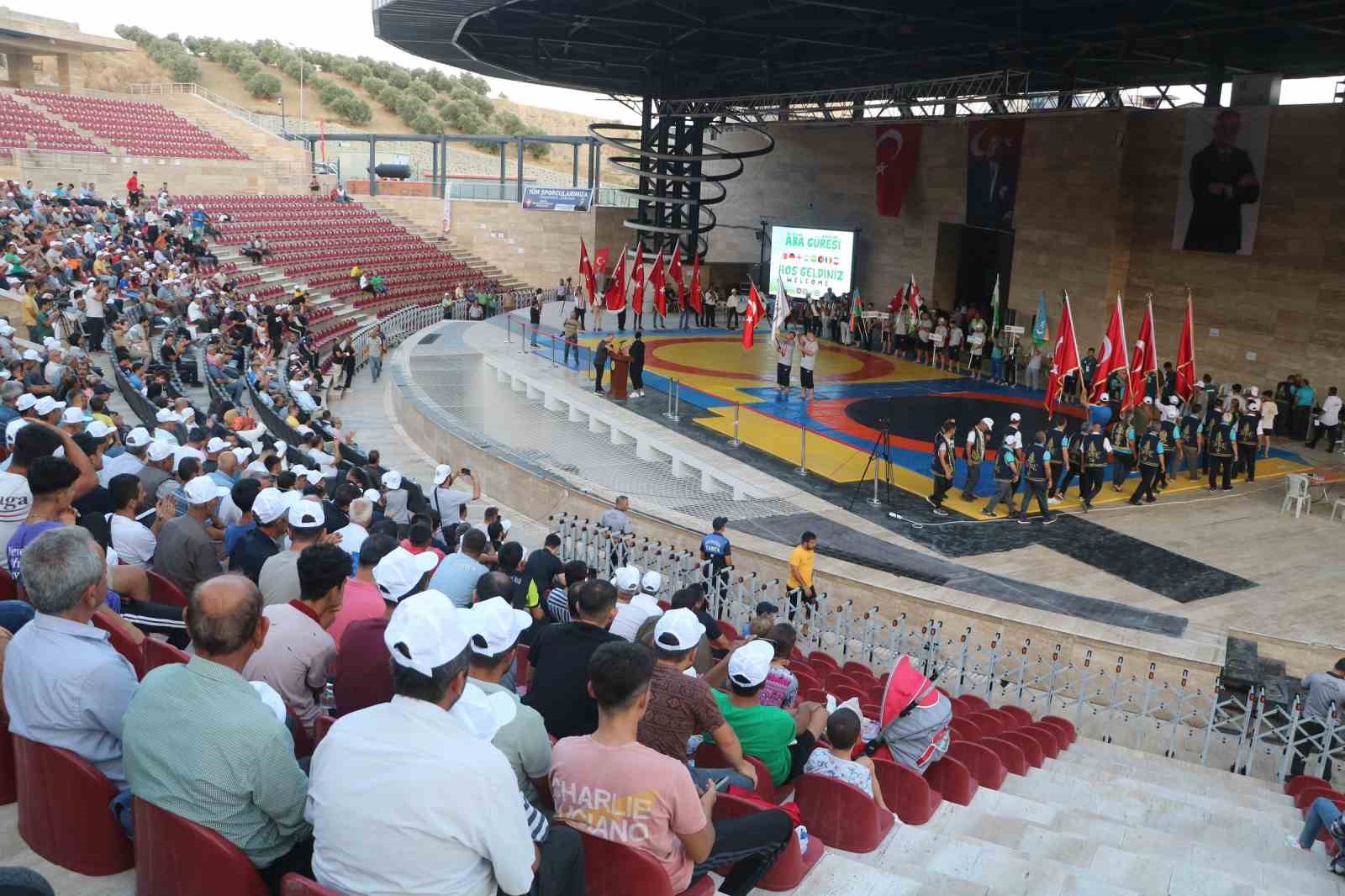 Enkaz kent Hatay’da 7 ülkeden 53 sporcu, depremzedelere moral olsun diye er meydanına çıktı