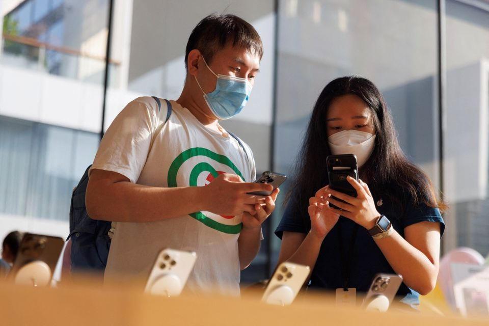Çinliler iPhone 15'i alkışlayıp Huawei tercih ediyor!