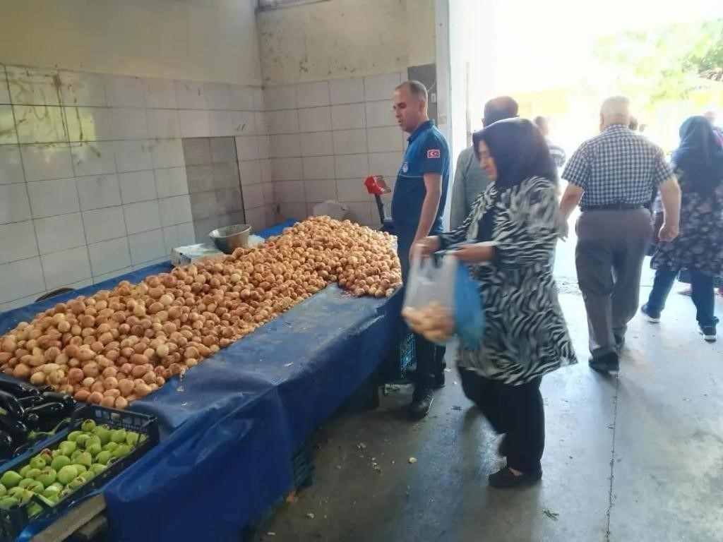 Amasya’da zabıta ekiplerinden pazarda etiket denetimi