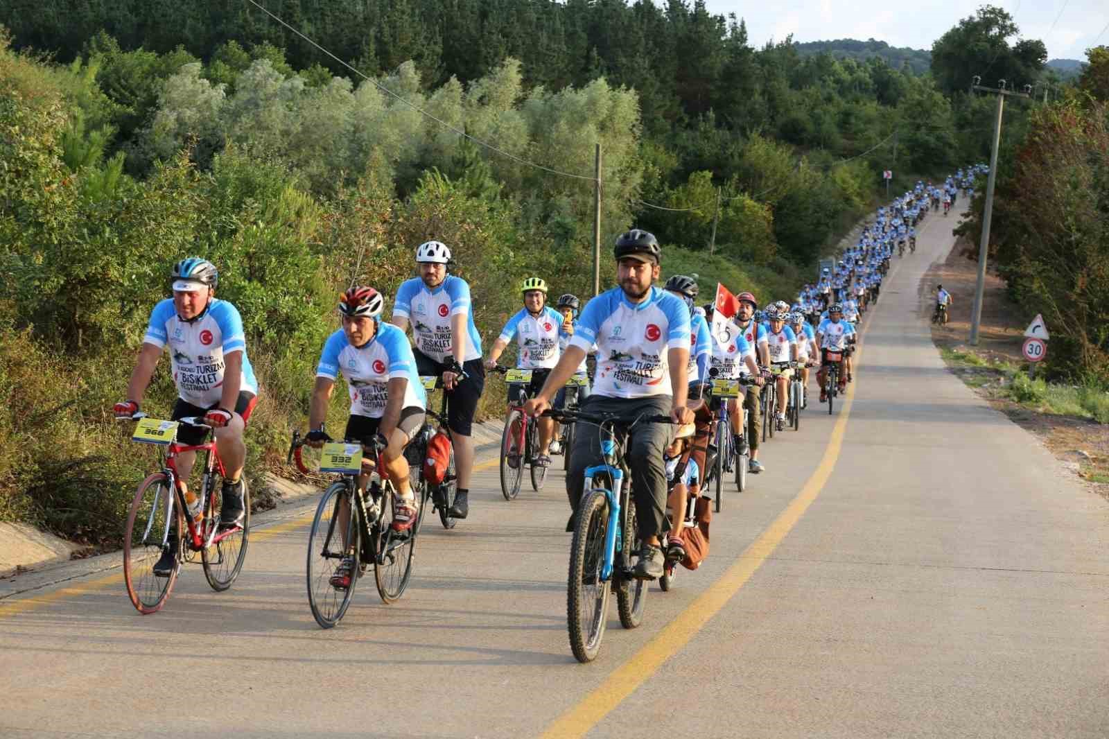 Turizm destinasyonuna pedal çeviriyorlar