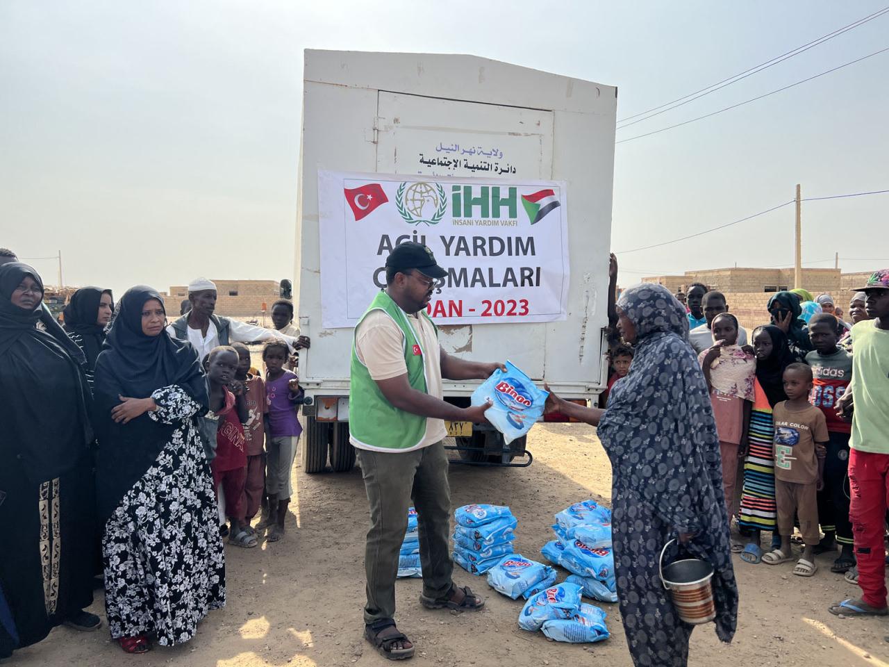 İHH'nın Sudan’a gönderdiği yardımlar dağıtılıyor