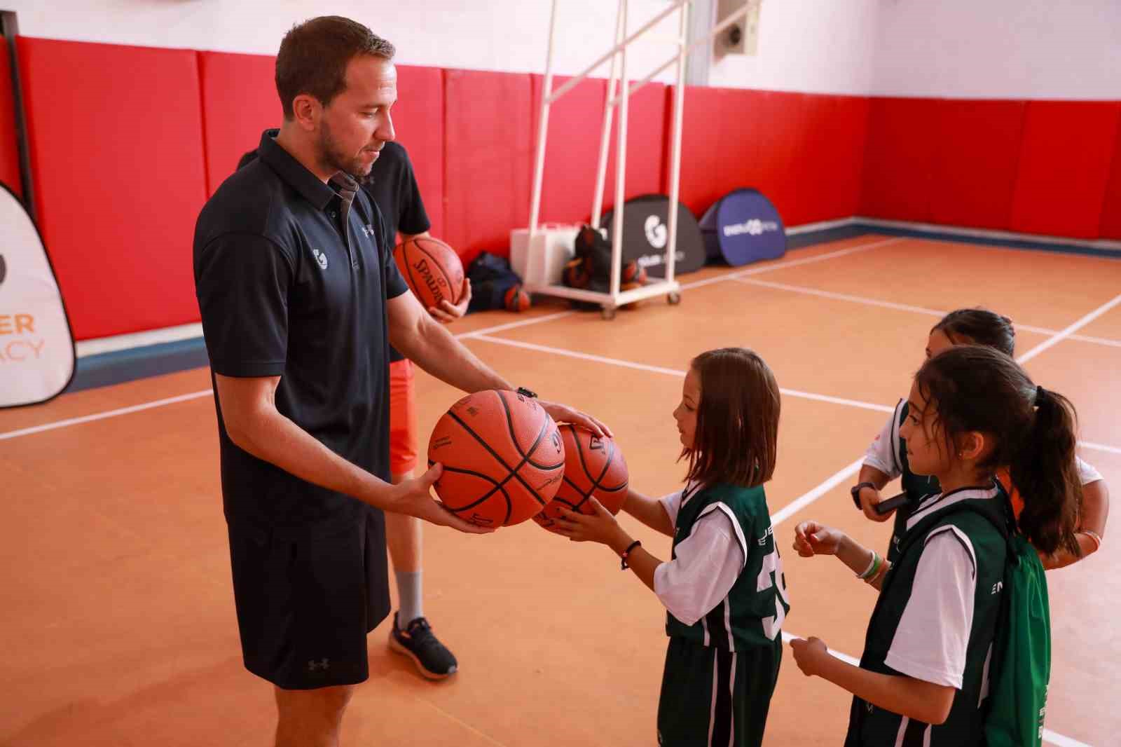 Çocuklara özel basketbol kampı düzenlendi