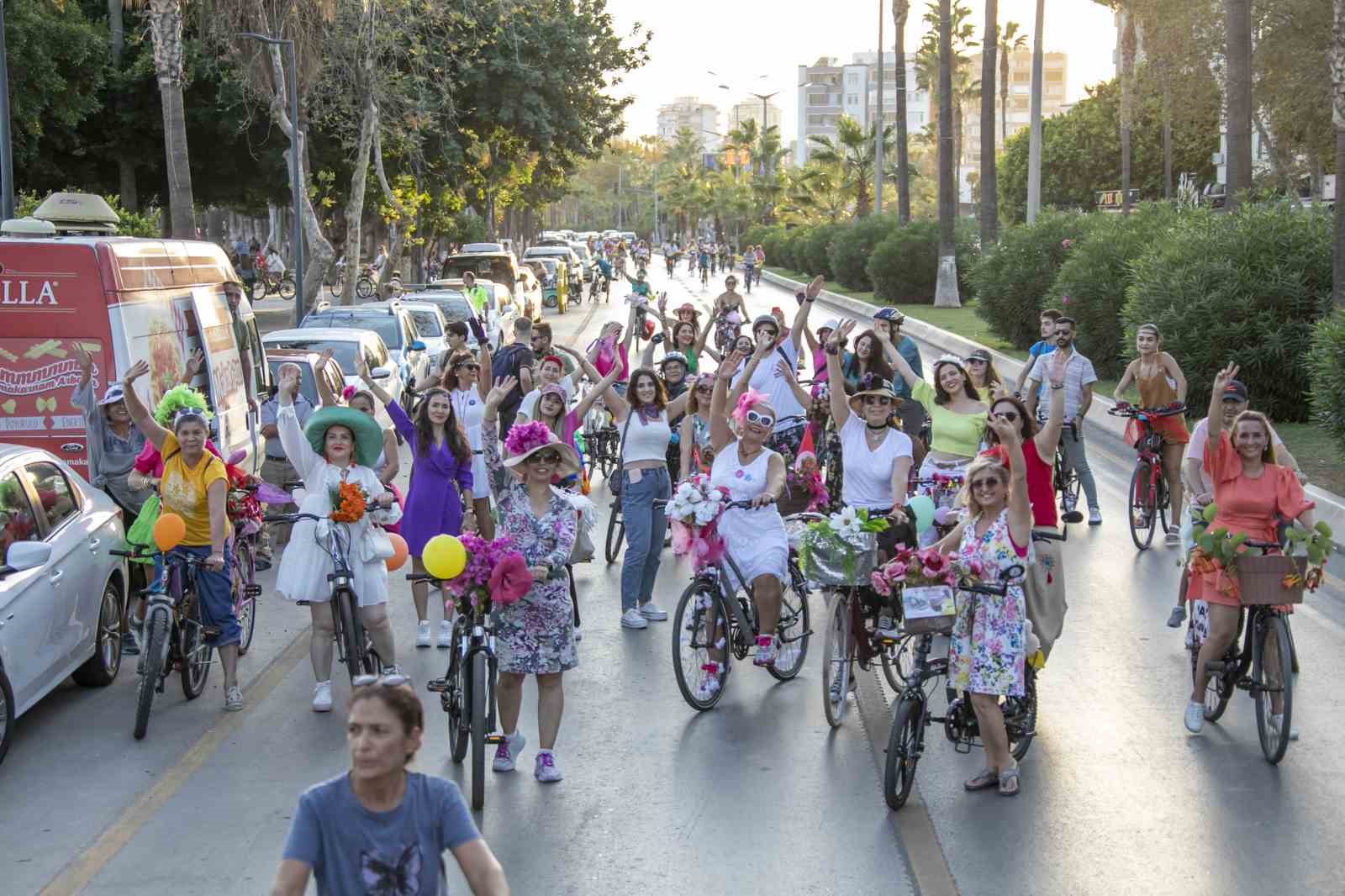 Süslü kadınlar, bisiklet farkındalığı için pedal çevirdi