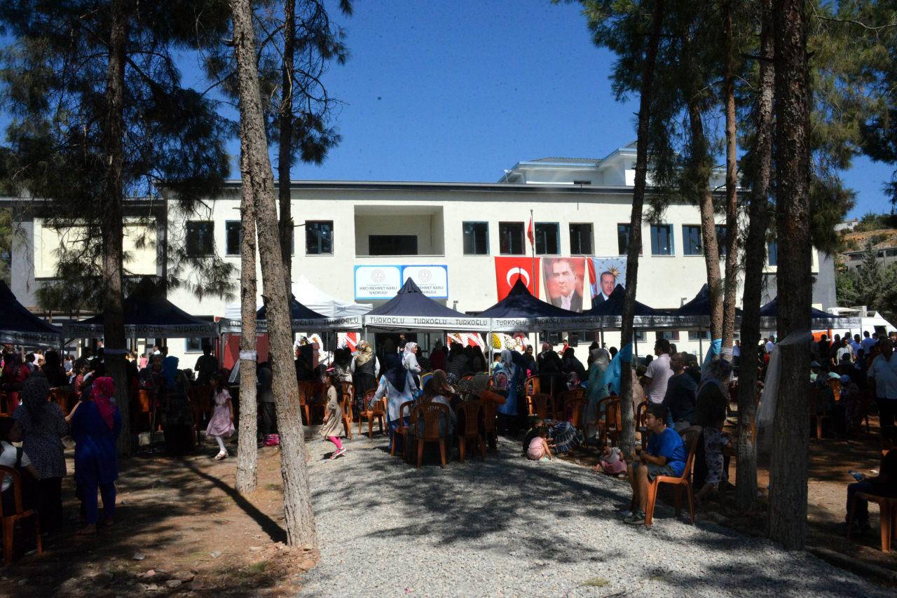 Depremin merkez üssünde yapılan ilk okul törenle açıldı