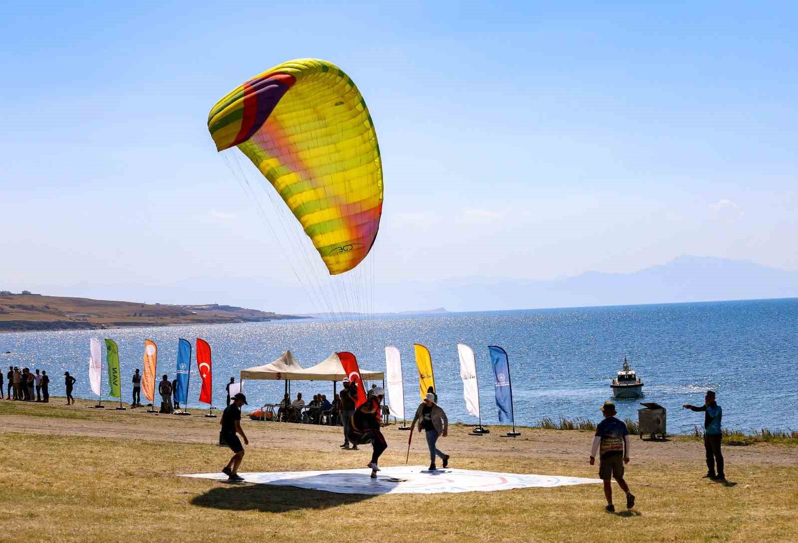 Van Gölü sahilinde yamaç paraşütü ve paramatör şampiyonası