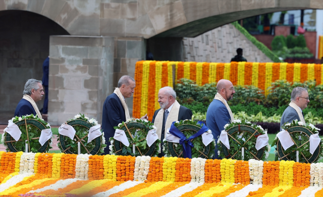 G-20 zirvesi kapsamında liderler, Mahatma Gandhi'nin anıt mezarına çelenk bıraktı