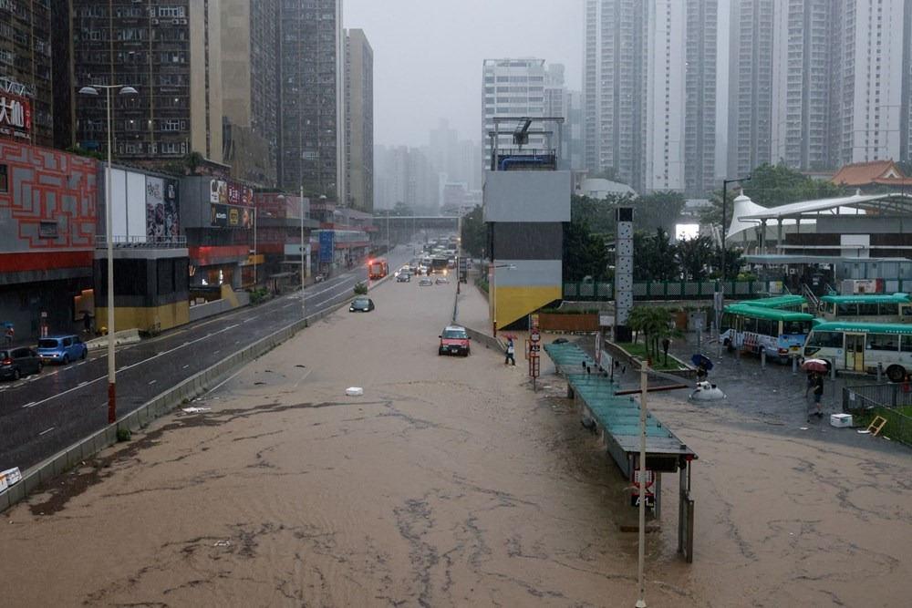 Hong Kong'u son 140 yılın en şiddetli yağışı vurdu