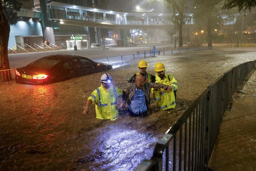 Hong Kong'u son 140 yılın en şiddetli yağışı vurdu