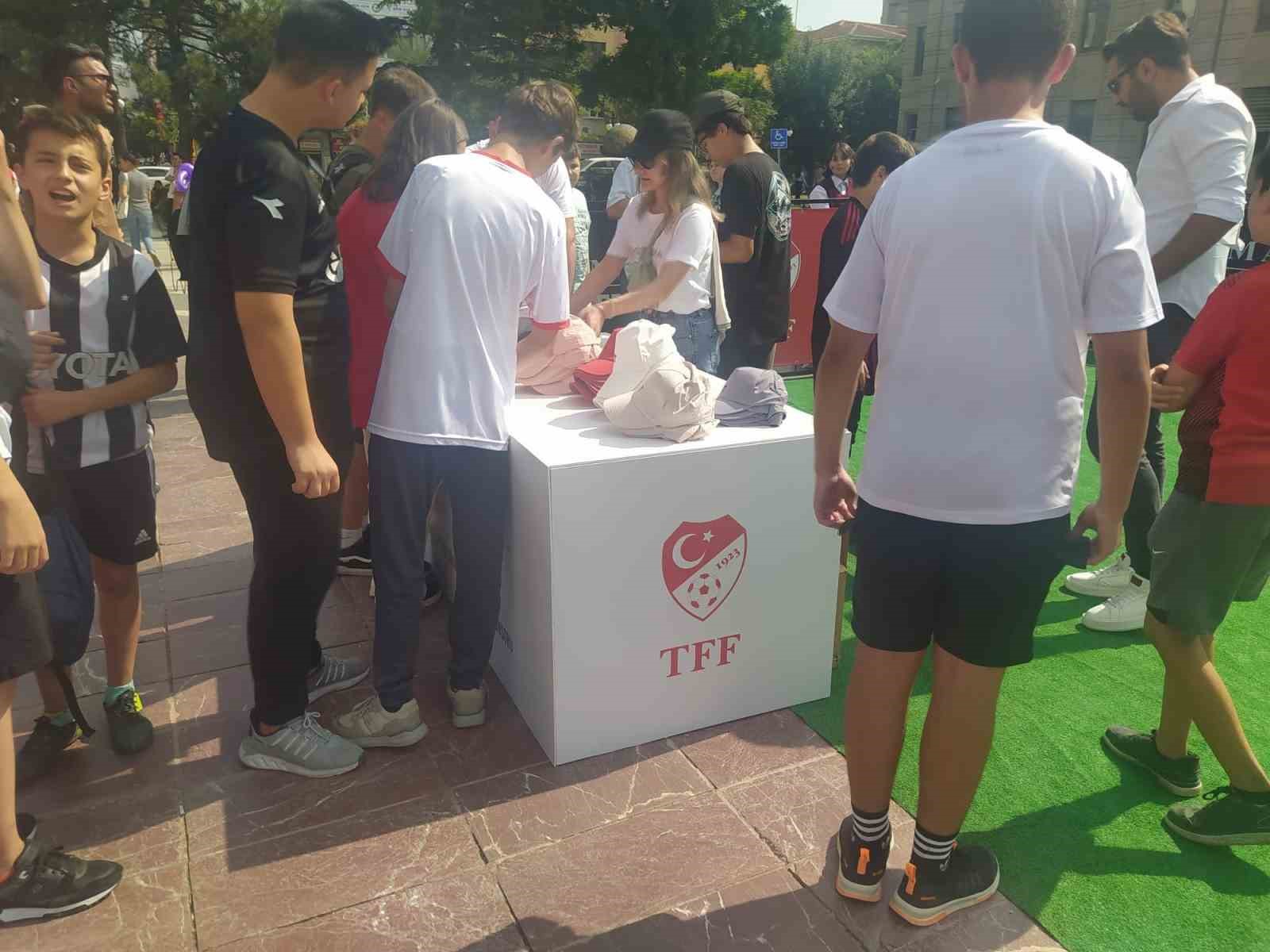 Türkiye Futbol Federasyonunun valilik önünde düzenlediği etkinliğe yüzlerce genç katıldı