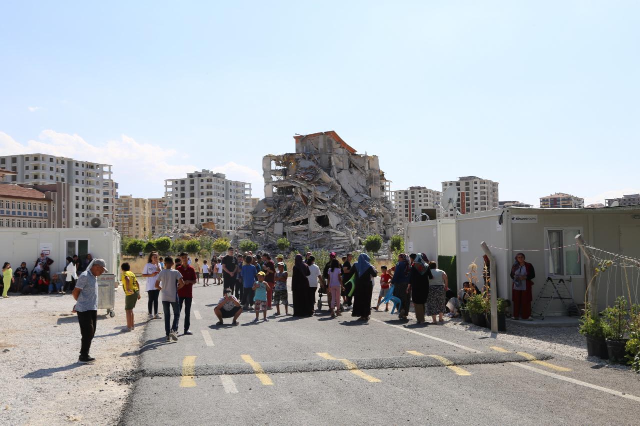 Malatya'da ağır hasarlı bina yıkıldı