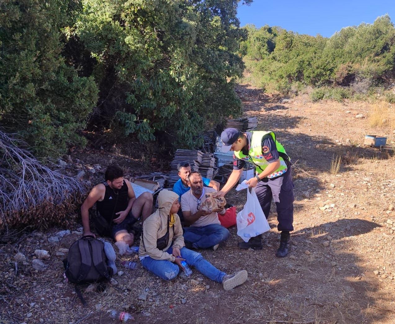 Datça'da mahsur kalan 14 düzensiz göçmen kurtarıldı