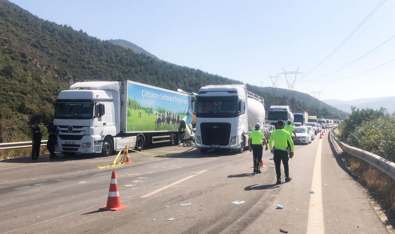 Bursa'da feci kaza: İki tır ve otobüsün karıştığı kazada 2 kişi öldü!