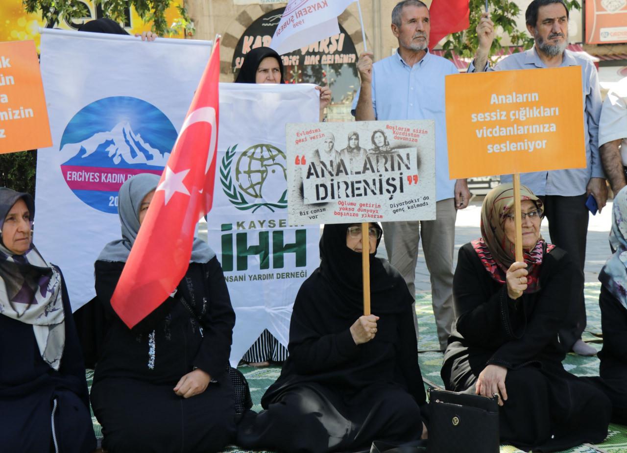 Kayserili annelerden Diyarbakır annelerinin oturma eylemine destek