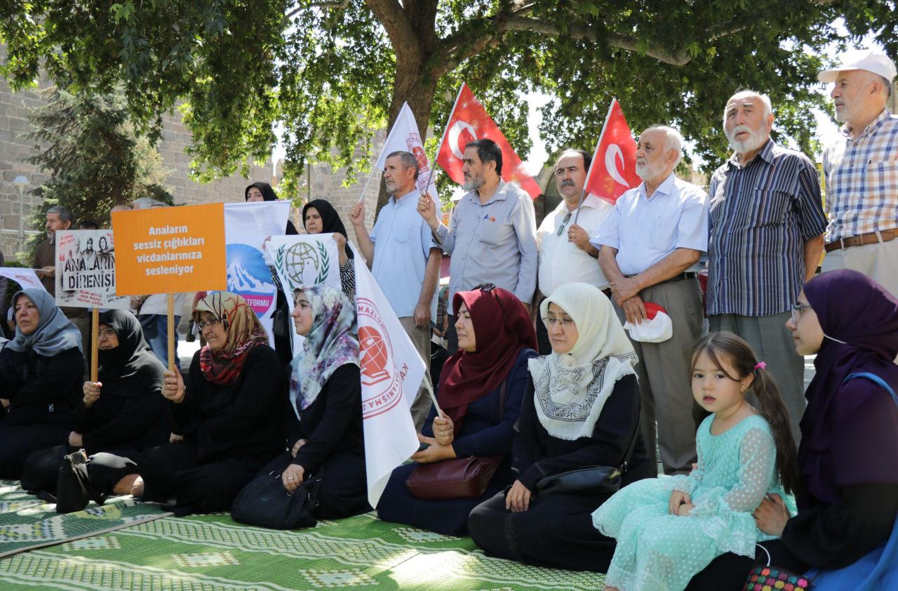 Kayserili annelerden Diyarbakır annelerinin oturma eylemine destek