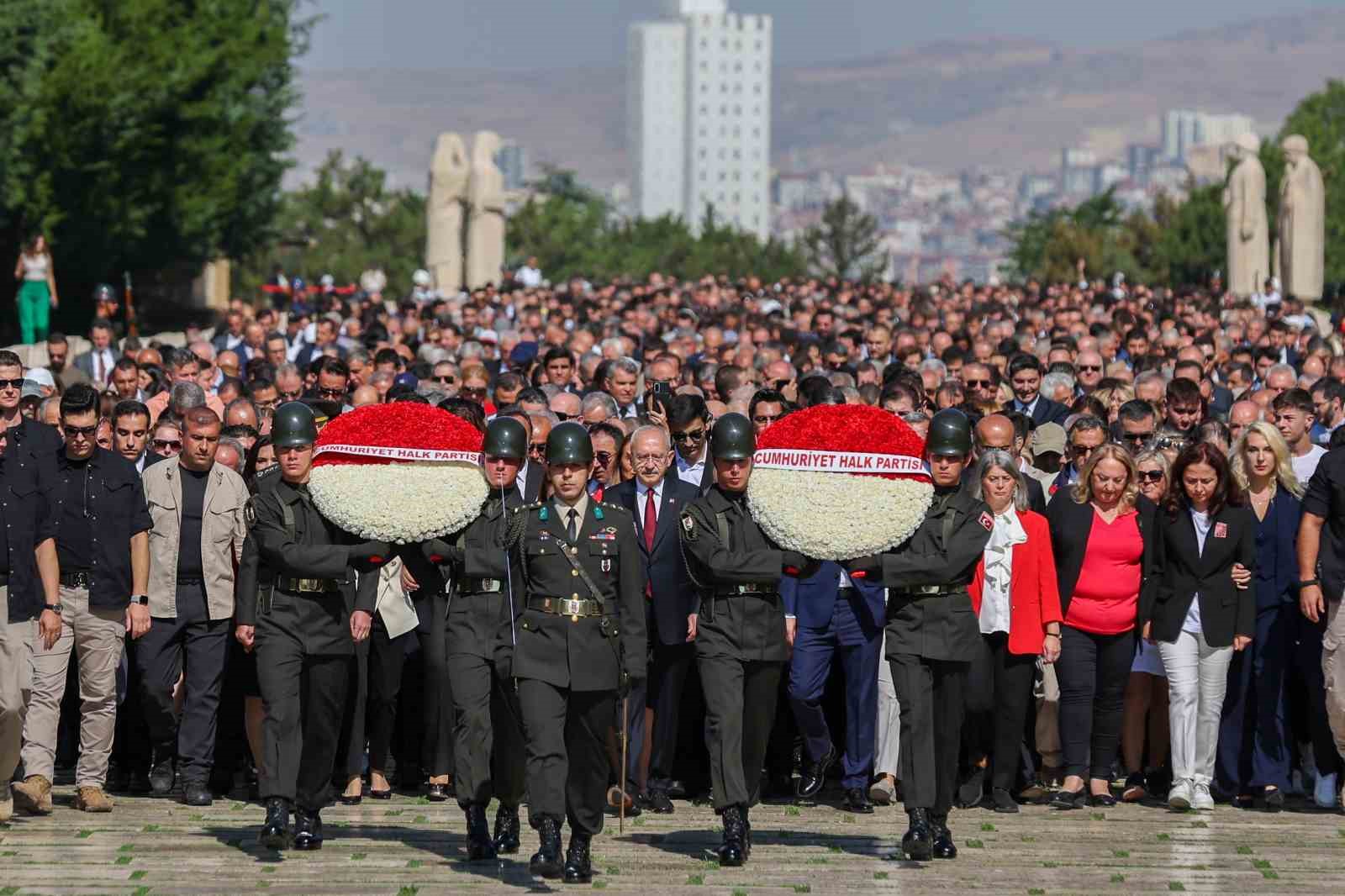 Kılıçdaroğlu, CHP’nin 100’üncü yıl etkinlikleri çerçevesinde Anıtkabir’i ziyaret etti