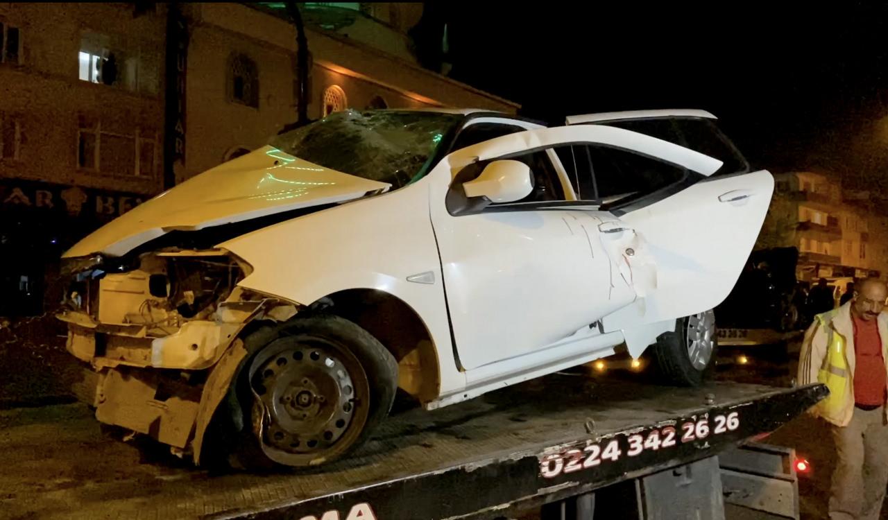 Bursa'da iki araç birbirine girdi: Yaralılar var!