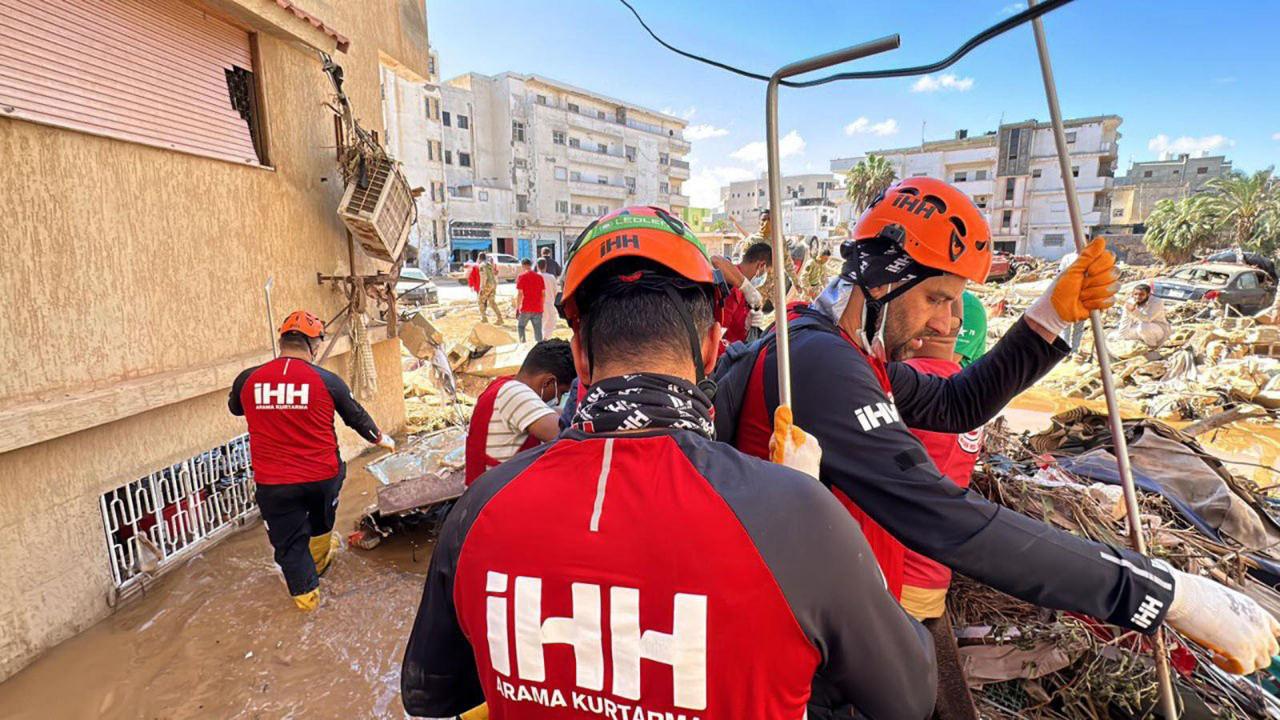 İHH, Libya'ya 15 arama kurtarma görevlisiyle 5 konteyner yardım malzemesi gönderdi