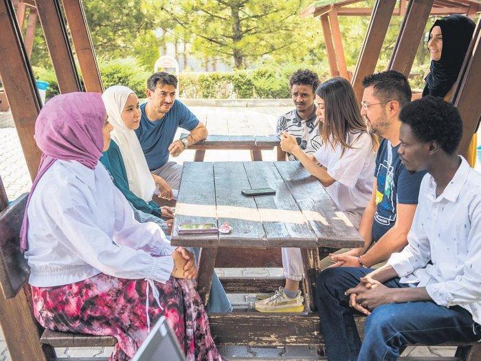 Türkiye’nin gönüllü elçileri Karabük’te yetişiyor! 98 millet bir kampüse sığdı