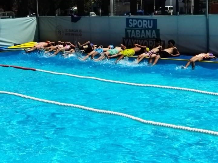 Sarıgöl’de bu yaz 400 öğrenci yüzme öğrendi