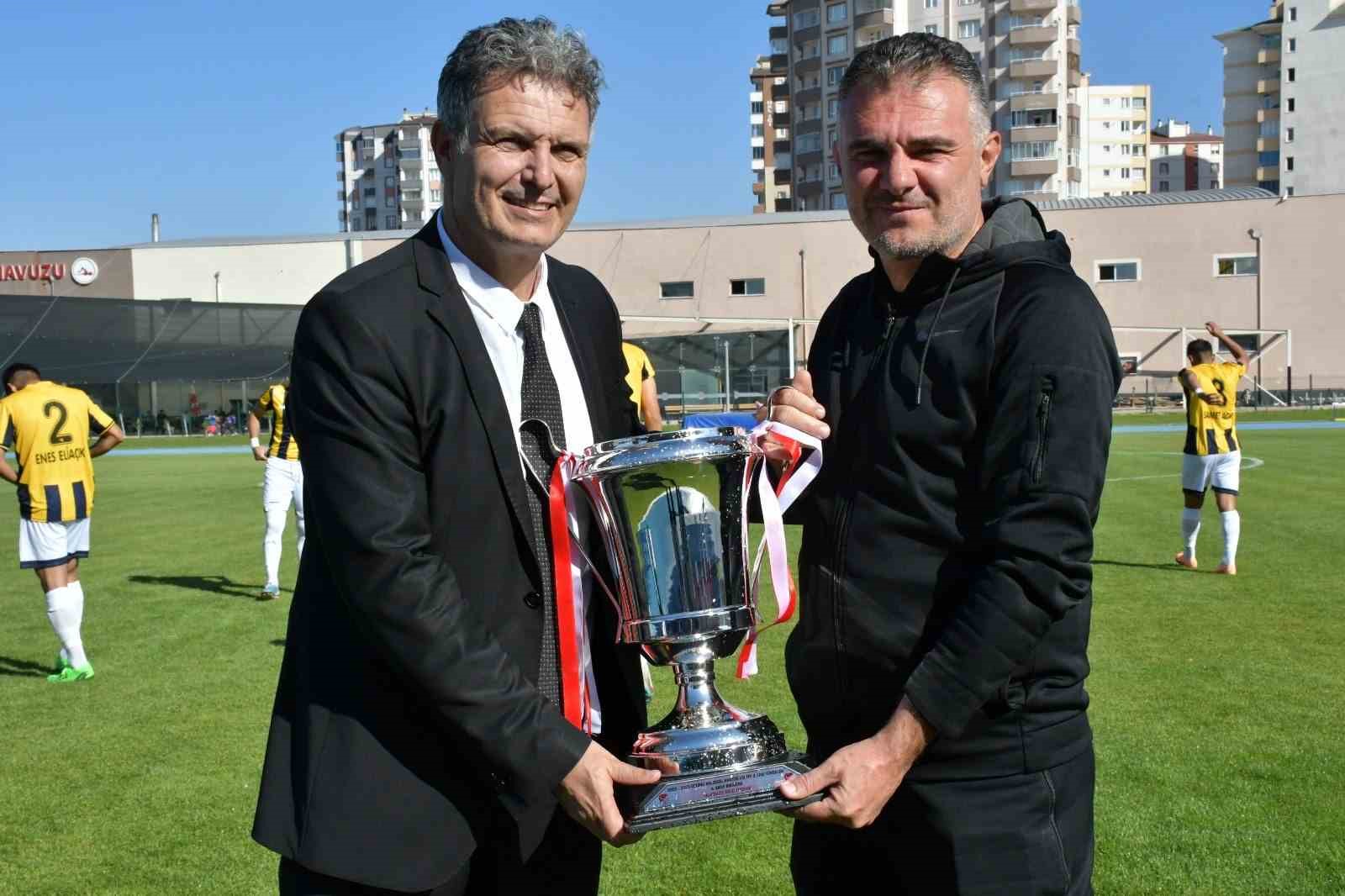 Talasgücü Belediyespor kupasına kavuştu