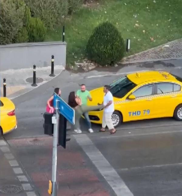 Beyoğlu'nda taksici ile kadınların kavgası kamerada