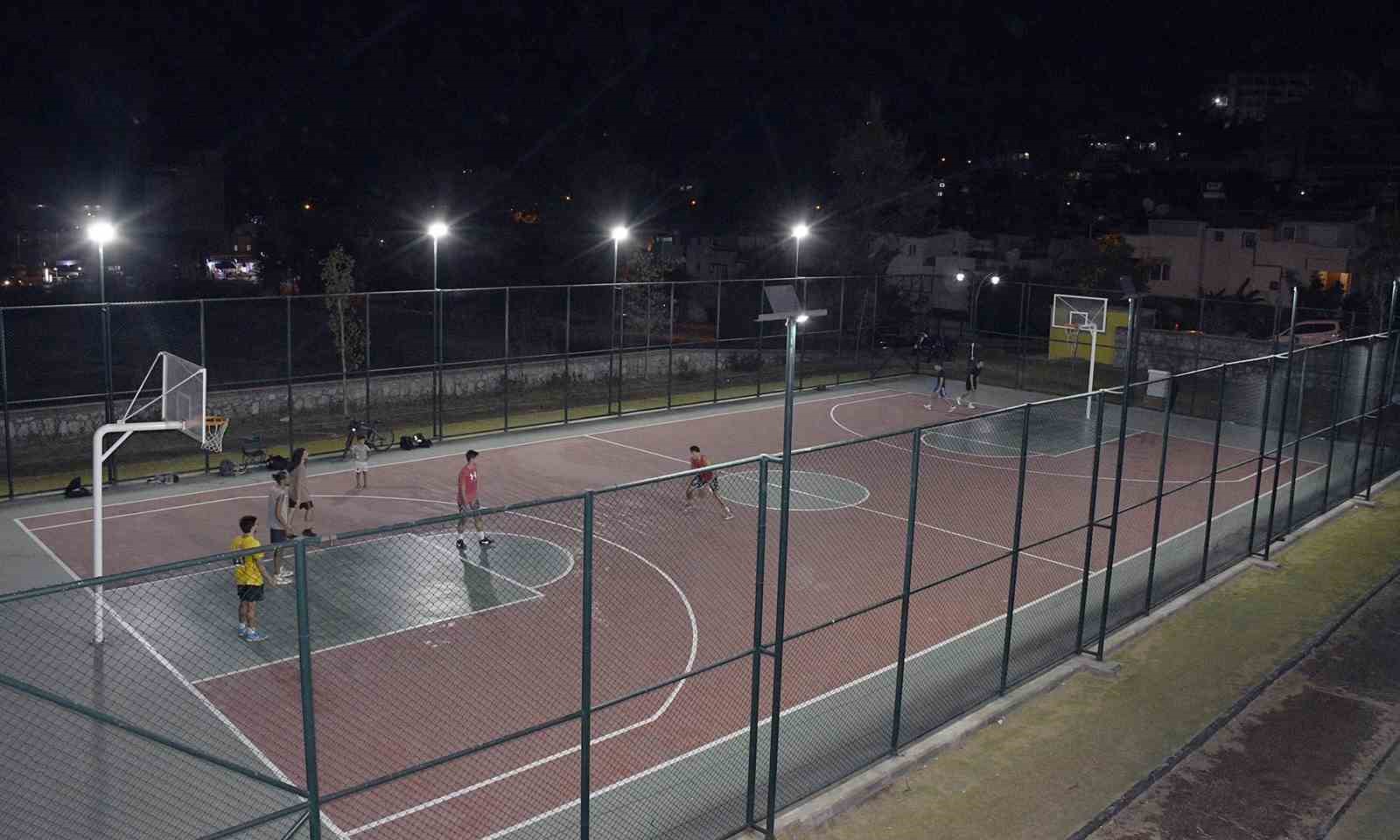 Kuşadası’nda sokak basketbolunun kalbi bu parkta atıyor