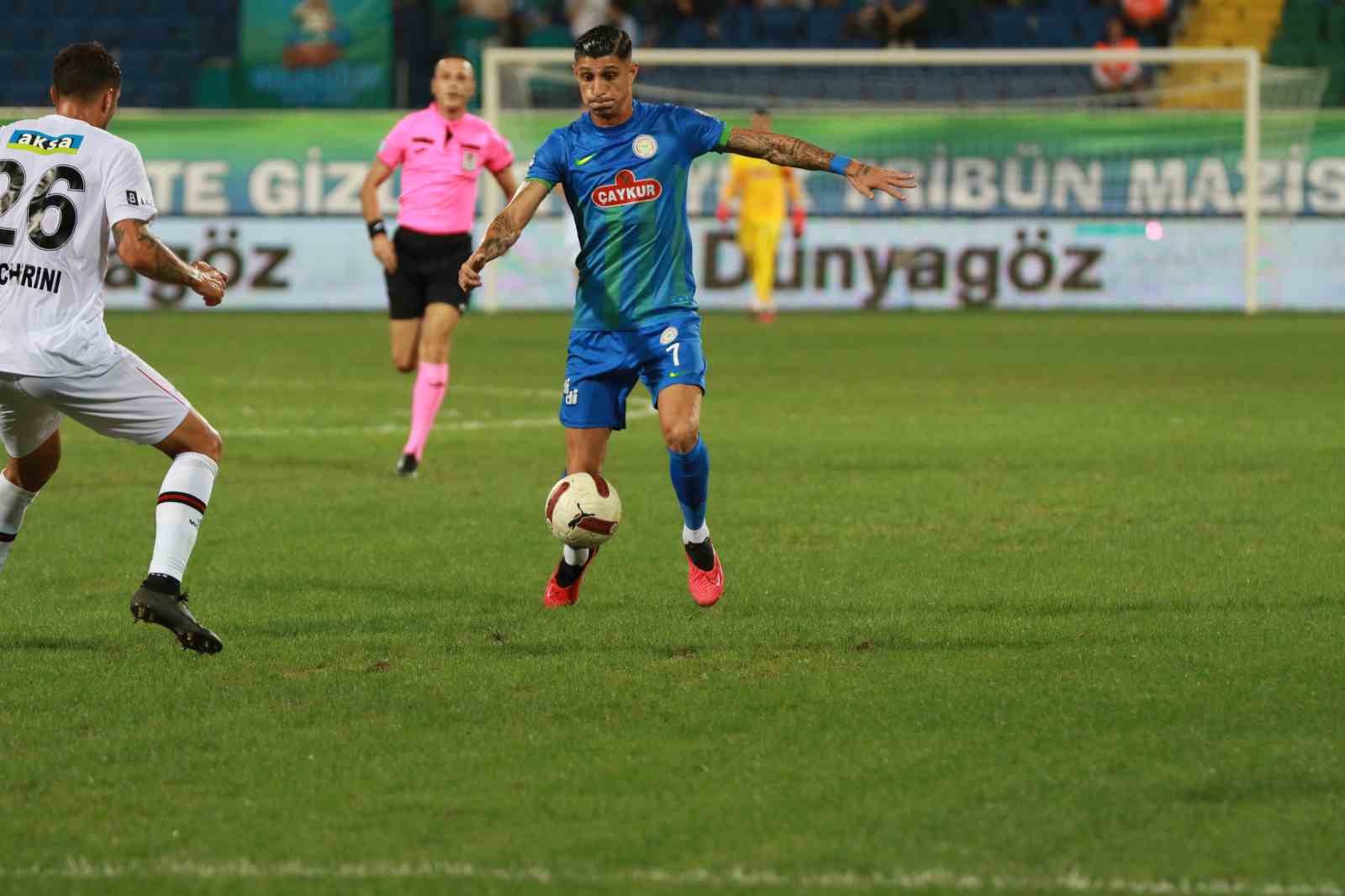 Trendyol Süper Lig: Çaykur Rizespor: 1 - Fatih Karagümrük: 0 (İlk yarı)