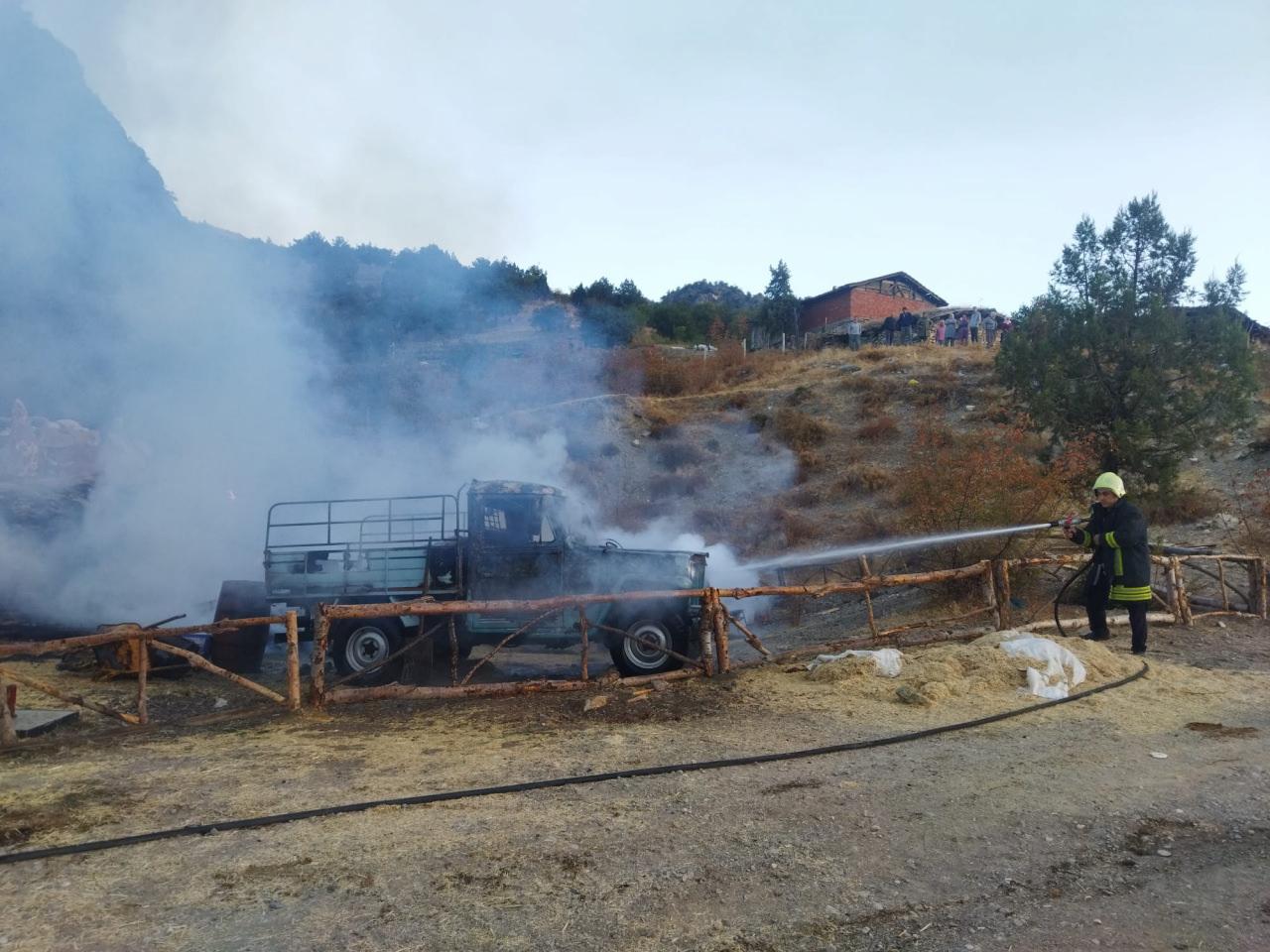 Ahmet Kural ve Cengiz Bozkurt'un yeni filminin çekildiği köyde yangın