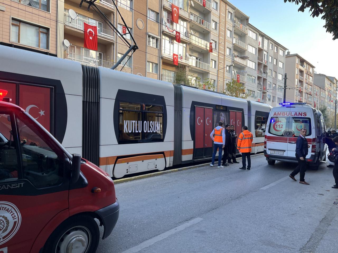 Eskişehir’de feci kaza: Bacağı tramvayın altında kaldı!
