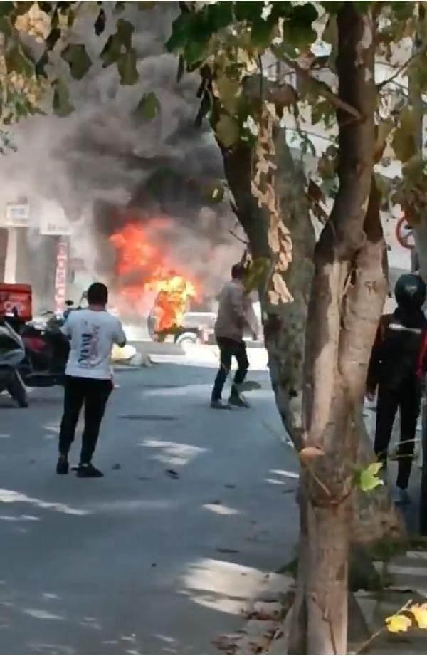 Kadıköy’de park halindeki cip alev alev yandı