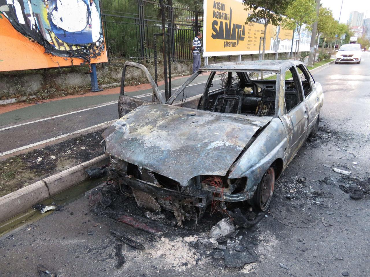 Ataşehir'de seyir halindeki otomobil alev alev yandı