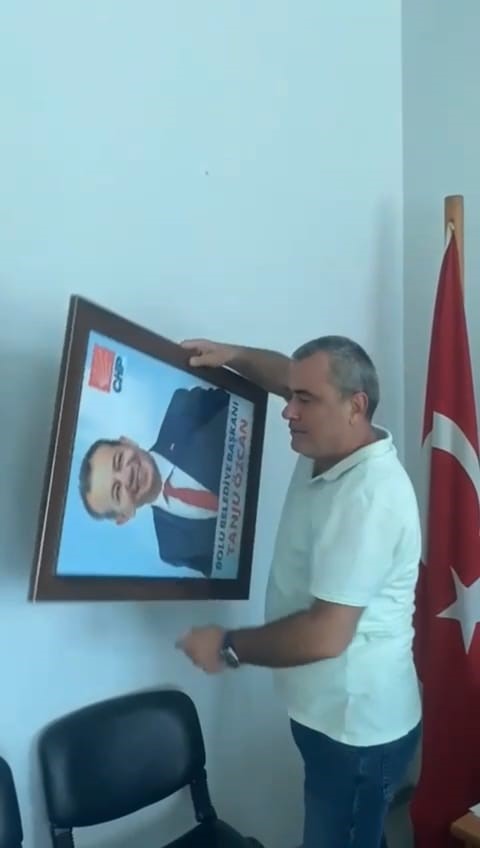 Tanju Özcan’ın parti binasındaki fotoğrafı çöpe atıldı