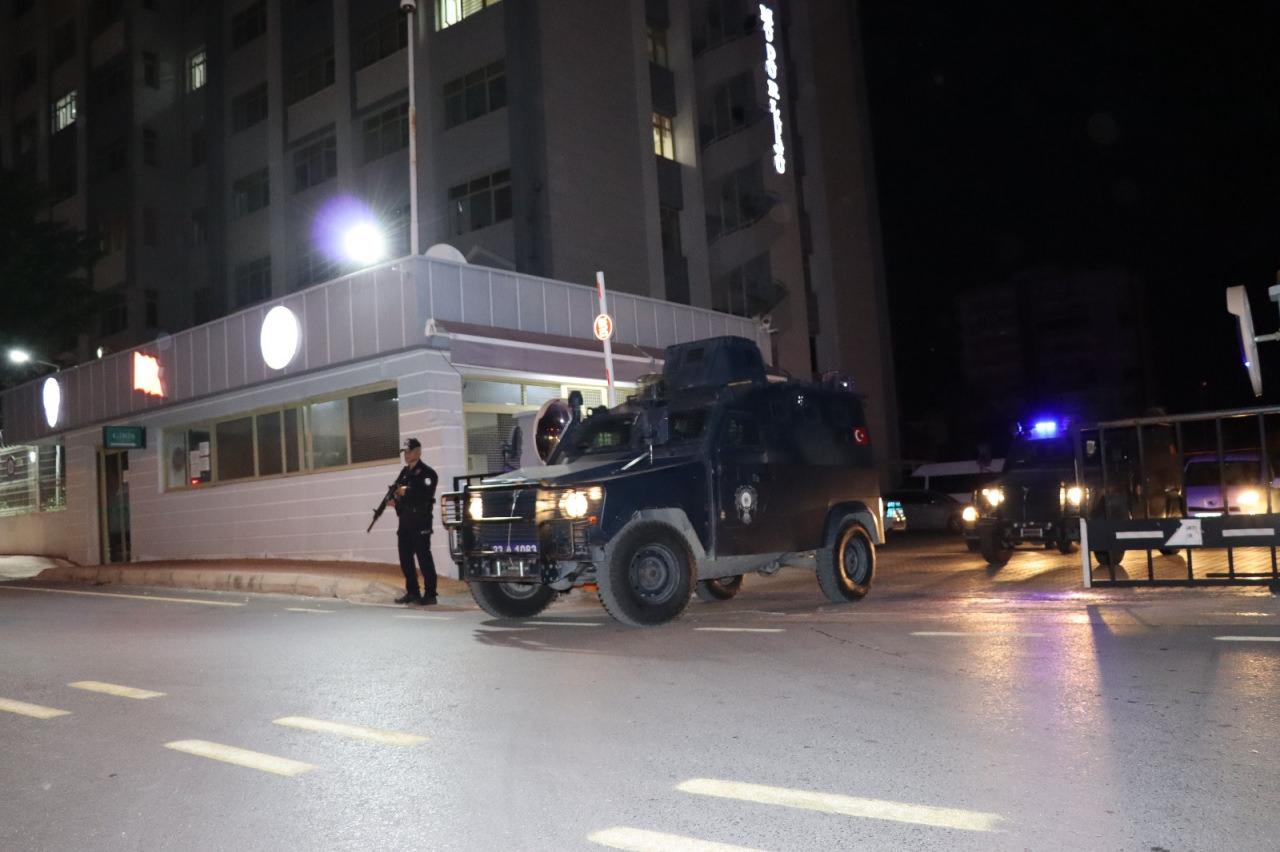 Mersin'de 150 polisin katılımıyla FETÖ operasyonu! Kıskıvrak yakalandılar