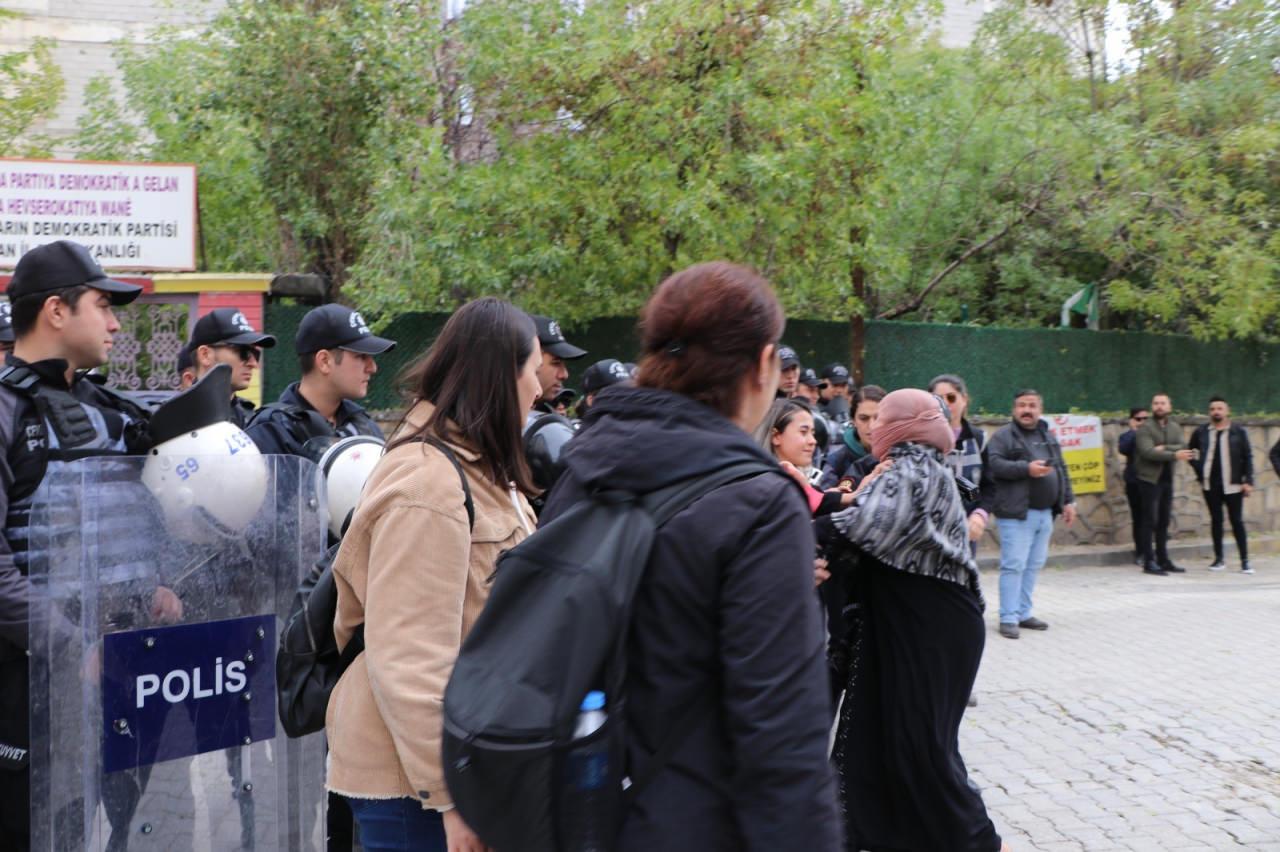 Vanlı anneler evlat nöbetinde: 5 yıldır HDP'nin kapısındayız, korkmuyoruz