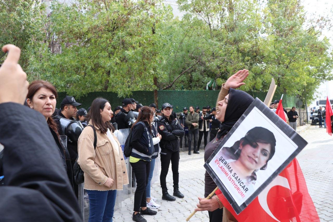 Vanlı anneler evlat nöbetinde: 5 yıldır HDP'nin kapısındayız, korkmuyoruz