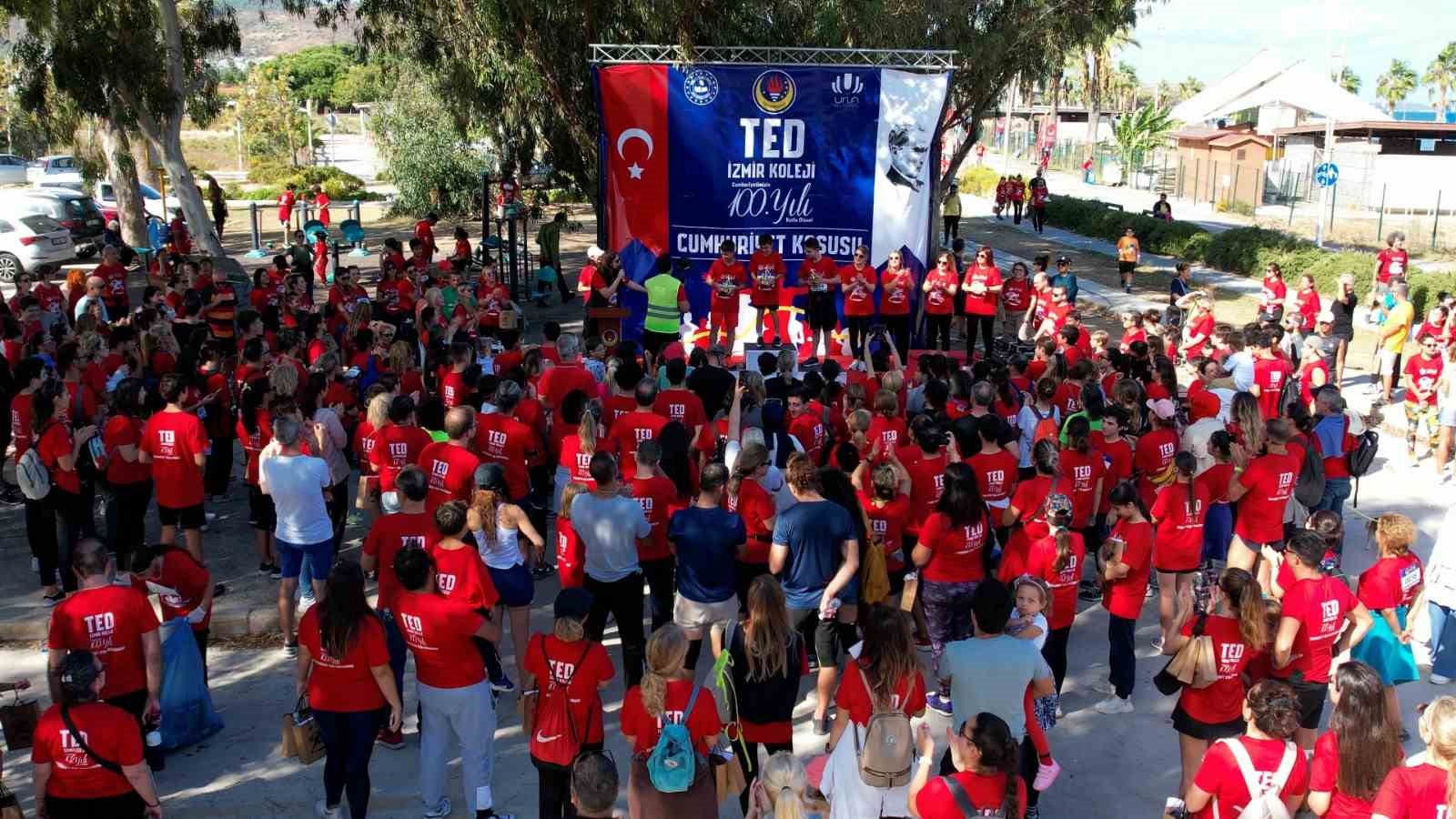 100. yıl coşkusu geleneksel TED İzmir Koleji koşusuyla katlandı