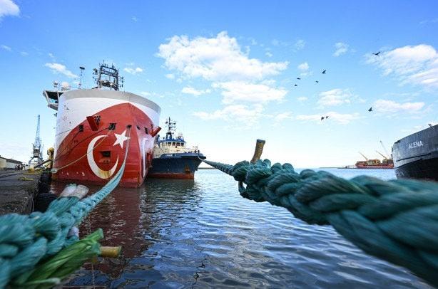 Türk buzkıranı bölgeyi karış karış arıyor