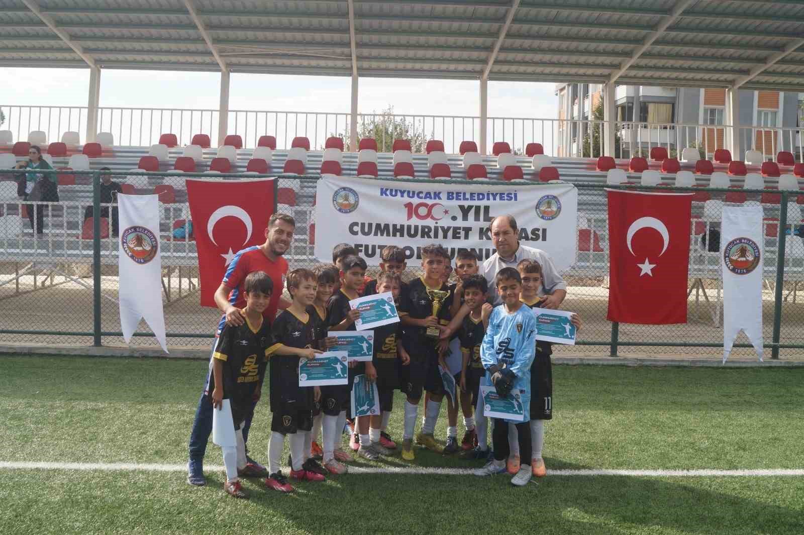 Kuyucak’ta Cumhuriyet Kupası Futbol Turnuvası düzenlendi