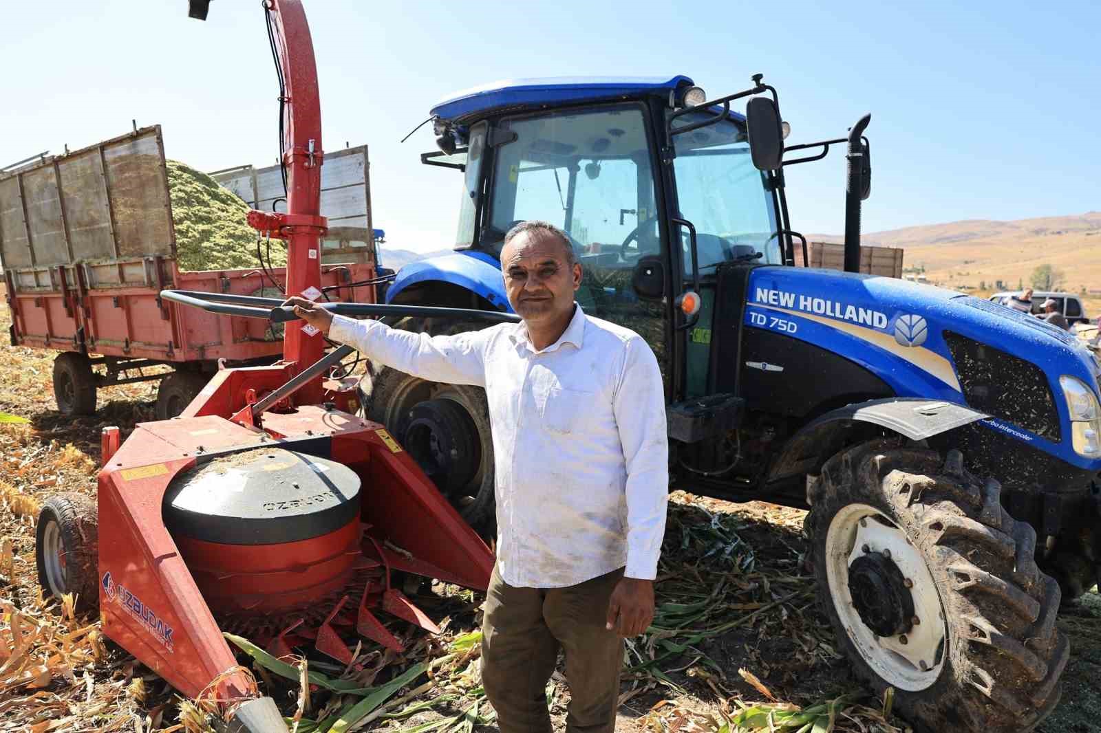 Büyükşehir Belediyesinden çiftçiye silaj makinesi