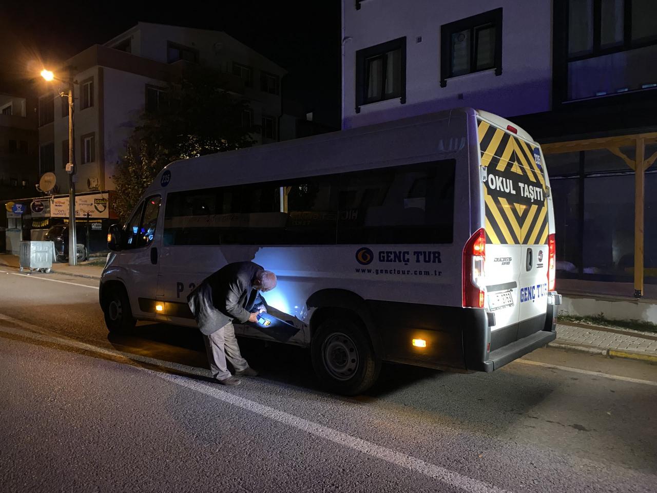 Kocaeli'nde servis minibüsü ile otomobil çarpıştı: 3 yolcu yaralı